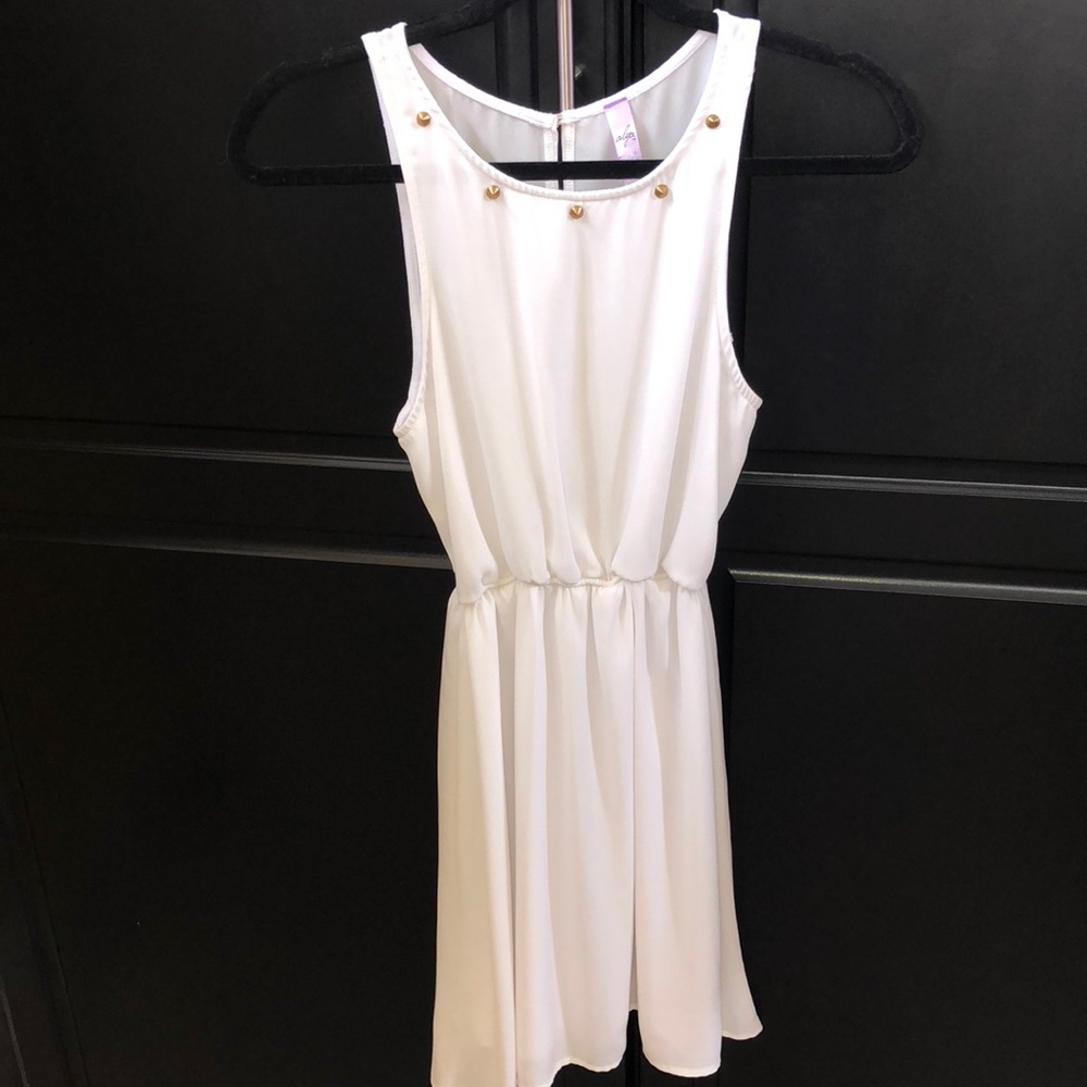 *White Sleeveless dress*